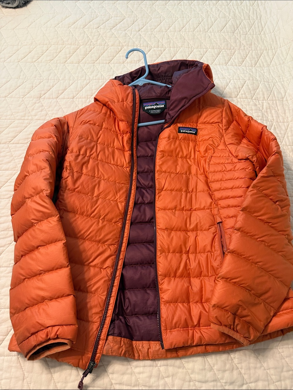 Patagonia Womenās Orange Puffer Jacket with Maroon Lining